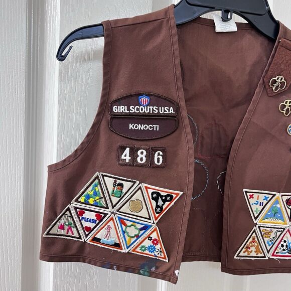 VTG Girl Scouts of America Brown Brownie Vest Pins Badges USA Size Medium 10-12 - Picture 2 of 14